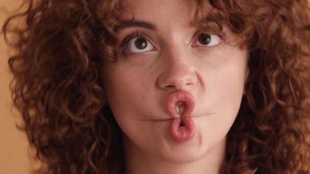 Pohled Zblízka Krásnou Ženu Ukazuje Emoce Obličeje Jak Stojí Izolovaně — Stock video