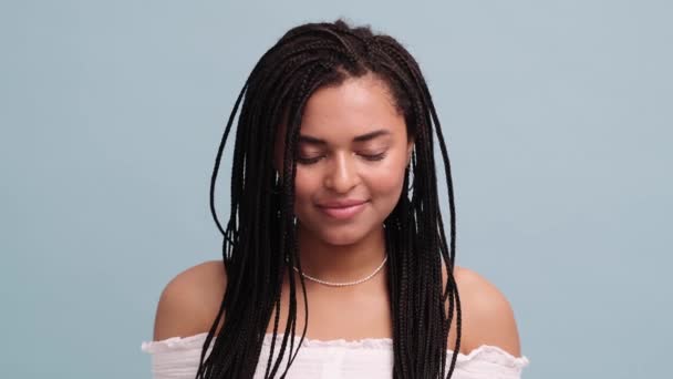 Uma Bela Mulher Afro Americana Está Posando Para Câmera Enquanto — Vídeo de Stock