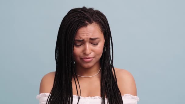 Una Triste Mujer Afroamericana Está Llorando Mientras Está Aislada Sobre — Vídeos de Stock