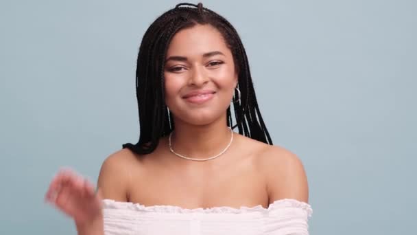 Positiv Afrikansk Amerikansk Kvinna Gör Hallogest Isolerad Över Grå Vägg — Stockvideo