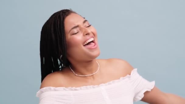 Una Mujer Afroamericana Feliz Está Bailando Aislada Sobre Una Pared — Vídeos de Stock