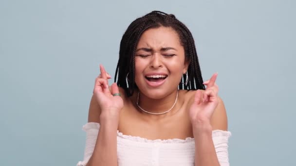 Una Hermosa Mujer Afroamericana Está Cruzando Sus Dedos Aislados Sobre — Vídeos de Stock