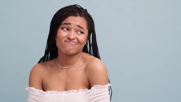 Une Femme Afro Américaine Confus Haussant Les Épaules Debout Isolé — Video