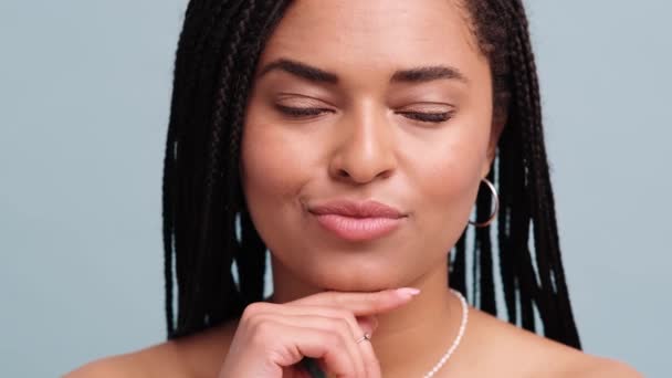 Una Vista Cerca Una Sonriente Mujer Afroamericana Está Pensando Algo — Vídeos de Stock