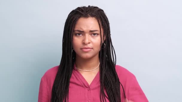 Een Serieuze Afro Amerikaanse Vrouw Bedekt Haar Mond Met Haar — Stockvideo