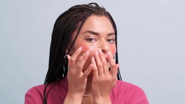 Güzel Bir Afro Amerikalı Kadın Yüzünde Göz Bantlarıyla Poz Veriyor — Stok video