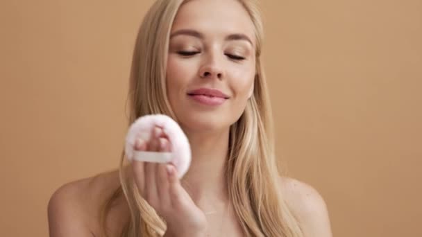 Uma Mulher Loira Satisfeita Está Aplicando Escova Seu Rosto Usando — Vídeo de Stock