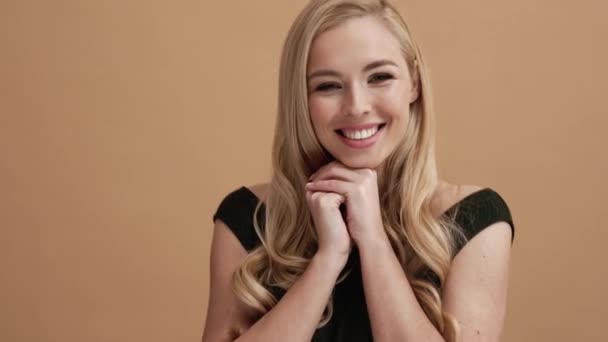 Pleased Blonde Woman Posing Camera Standing Isolated Beige Wall Studio — Stock Video