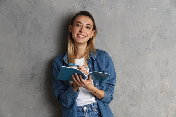 Feliz Atractiva Joven Mujer Casual Tomando Notas Mientras Está Pie —  Fotos de Stock