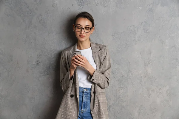 Pensive Aantrekkelijke Jonge Vrouw Dragen Casual Basic Jas Met Behulp — Stockfoto