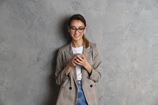 Sonriente Mujer Joven Atractiva Usando Chaqueta Básica Casual Usando Teléfono —  Fotos de Stock