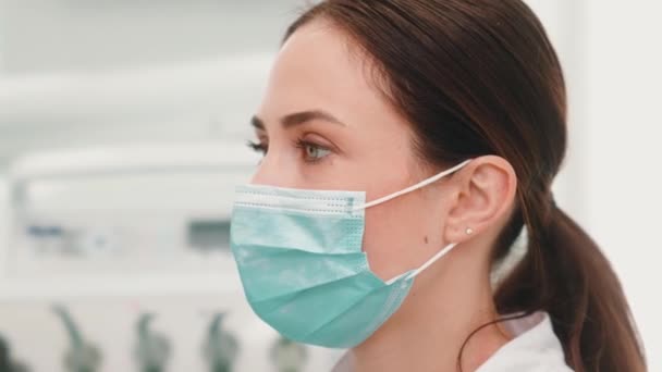 Uma Mulher Dentista Satisfeita Usando Uma Máscara Protetora Está Falando — Vídeo de Stock