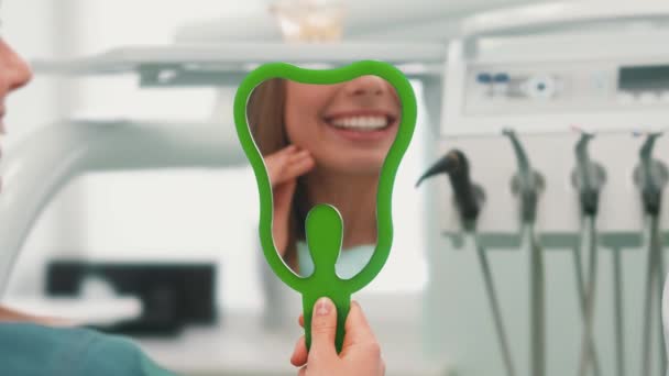 Dentystka Masce Ochronnej Konsultuje Się Swoim Klientem Siedząc Klinice Stomatologicznej — Wideo stockowe