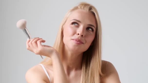 Drömmande Ung Blond Kvinna Poserar Medan Hon Håller Puderborste Stående — Stockvideo