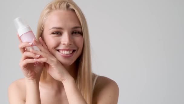 Una Hermosa Joven Rubia Está Posando Mientras Sostiene Una Espuma — Vídeos de Stock