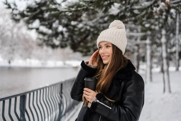 Menina Bonita Feliz Bebendo Café Takeaway Enquanto Caminhava Parque Inverno — Fotografia de Stock