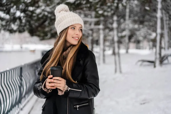 Feliz Hermosa Chica Bebiendo Café Para Llevar Mientras Camina Parque —  Fotos de Stock