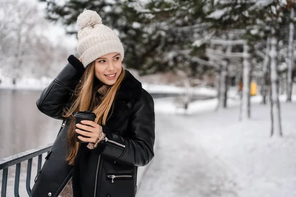 Glückliches Schönes Mädchen Trinkt Kaffee Zum Mitnehmen Beim Spazierengehen Winterpark — Stockfoto