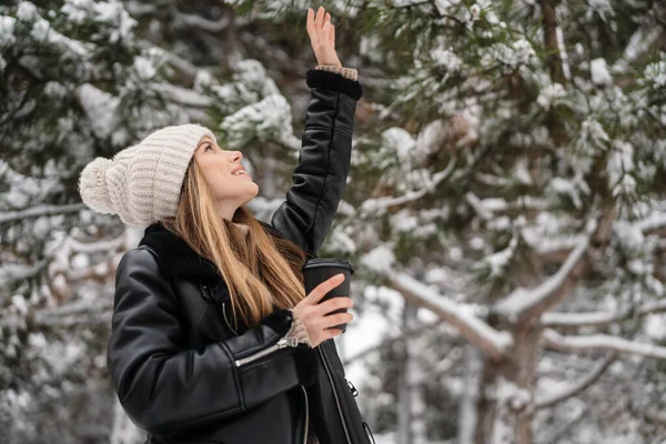 Feliz Hermosa Chica Bebiendo Café Para Llevar Mientras Camina Bosque — Foto de Stock