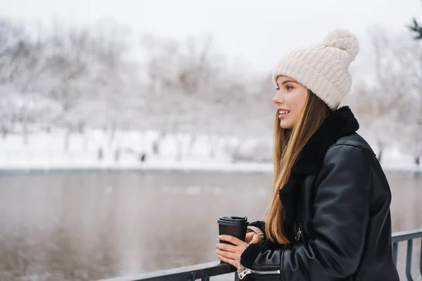 Glückliches Schönes Mädchen Trinkt Kaffee Zum Mitnehmen Beim Spazierengehen Winterpark — Stockfoto