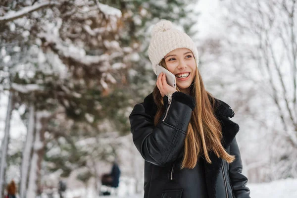 Feliz Chica Agradable Hablando Por Teléfono Celular Mientras Camina Bosque —  Fotos de Stock