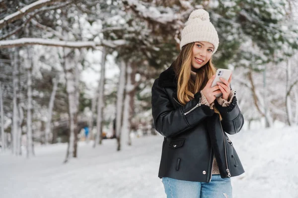 Chica Rubia Feliz Usando Teléfono Celular Sonriendo Mientras Camina Bosque — Foto de Stock