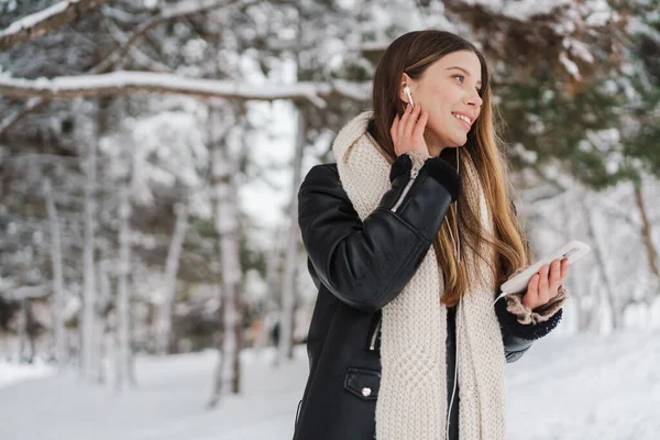 Menina Feliz Fones Ouvido Usando Celular Sorrindo Enquanto Caminha Floresta — Fotografia de Stock