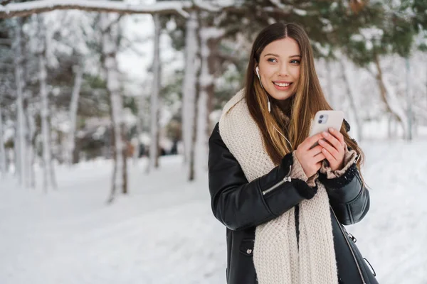Chica Feliz Los Auriculares Usando Teléfono Celular Sonriendo Mientras Camina — Foto de Stock