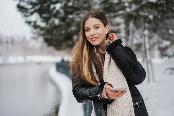 Chica Feliz Los Auriculares Usando Teléfono Celular Sonriendo Mientras Camina —  Fotos de Stock