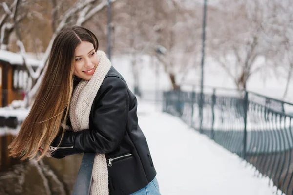 Feliz Hermosa Chica Sonriendo Mirando Lado Mientras Camina Parque Invierno —  Fotos de Stock