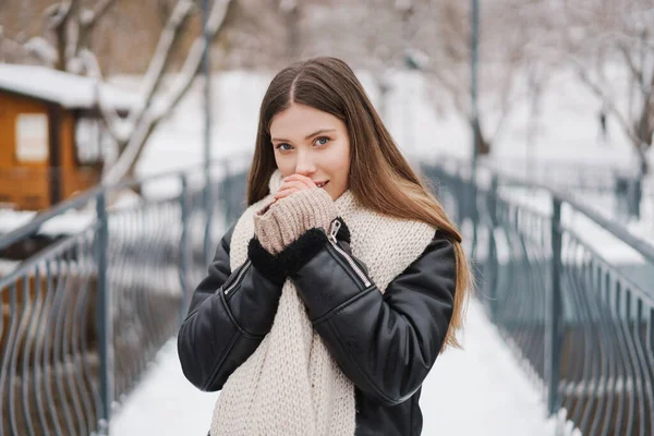 Красива Молода Жінка Зимовій Куртці Стоїть Мосту Насолоджуючись Погодою — стокове фото