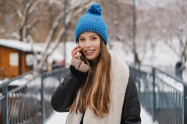 Hermosa Mujer Joven Feliz Chaqueta Invierno Pie Puente Utilizando Teléfono —  Fotos de Stock