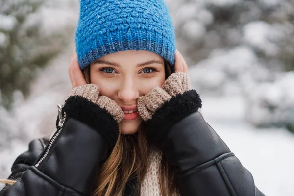 Glückliches Schönes Mädchen Mit Strickmütze Lächelt Beim Spazierengehen Winterpark — Stockfoto