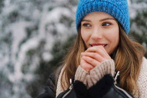 Menina Bonita Feliz Chapéu Malha Aquecendo Mãos Enquanto Caminhava Floresta — Fotografia de Stock