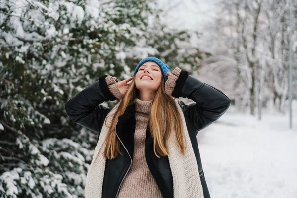 Menina Bonita Feliz Chapéu Malha Sorrindo Enquanto Caminhava Parque Inverno — Fotografia de Stock