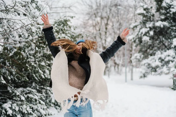 Menina Bonita Feliz Pulando Fazendo Diversão Enquanto Caminhava Floresta Inverno — Fotografia de Stock