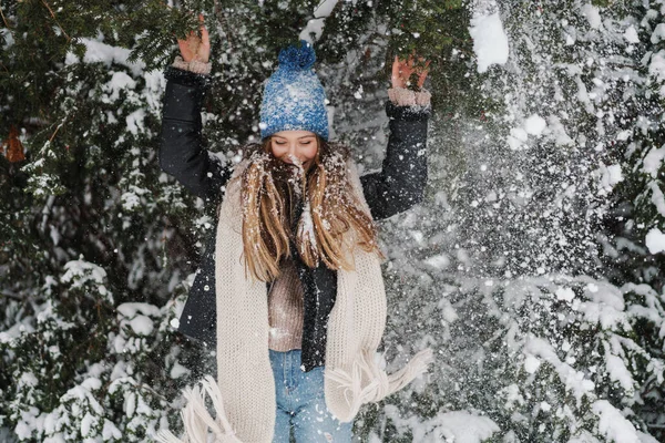 Щаслива Приваблива Молода Жінка Зимовій Куртці Насолоджується Погодою Відкритому Повітрі — стокове фото
