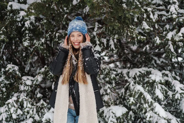 Ευτυχισμένη Ελκυστική Νεαρή Γυναίκα Χειμερινό Σακάκι Απολαμβάνοντας Τον Καιρό Εξωτερικούς — Φωτογραφία Αρχείου