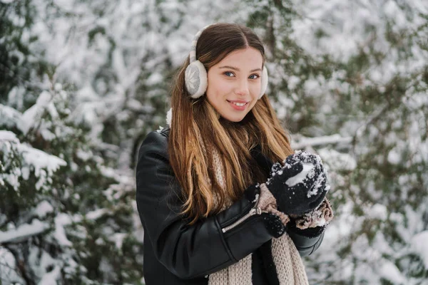 Ευτυχισμένη Ελκυστική Νεαρή Γυναίκα Χειμερινό Σακάκι Απολαμβάνοντας Τον Καιρό Εξωτερικούς — Φωτογραφία Αρχείου