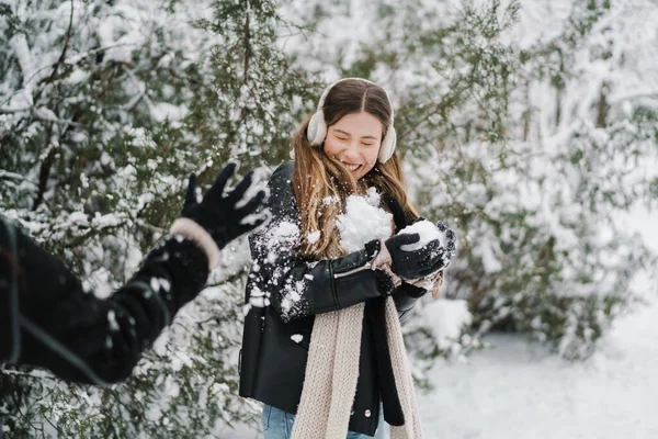 Meninas Bonitas Felizes Jogando Bolas Neve Enquanto Caminhava Floresta Inverno — Fotografia de Stock
