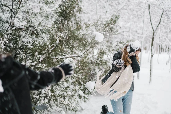 Ευτυχισμένα Όμορφα Κορίτσια Παίζουν Χιονόμπαλες Ενώ Περπάτημα Στο Δάσος Του — Φωτογραφία Αρχείου
