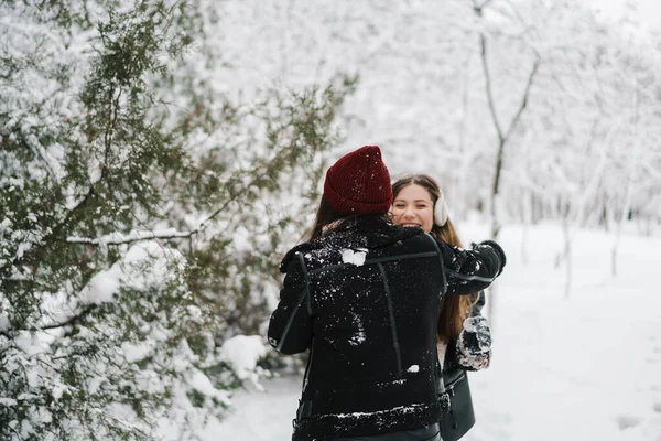 Meninas Bonitas Felizes Jogando Bolas Neve Enquanto Caminhava Floresta Inverno — Fotografia de Stock