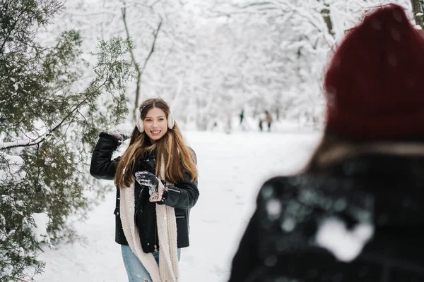 Feliz Hermosas Chicas Jugando Bolas Nieve Mientras Camina Bosque Invierno —  Fotos de Stock