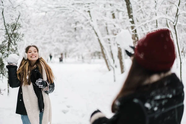 Felice Belle Ragazze Che Giocano Palle Neve Mentre Camminano Nella — Foto Stock