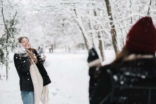 Feliz Hermosas Chicas Jugando Bolas Nieve Mientras Camina Bosque Invierno — Foto de Stock