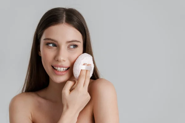 Feliz Chica Agradable Sin Camisa Sonriendo Utilizando Esponja Polvo Aislado — Foto de Stock