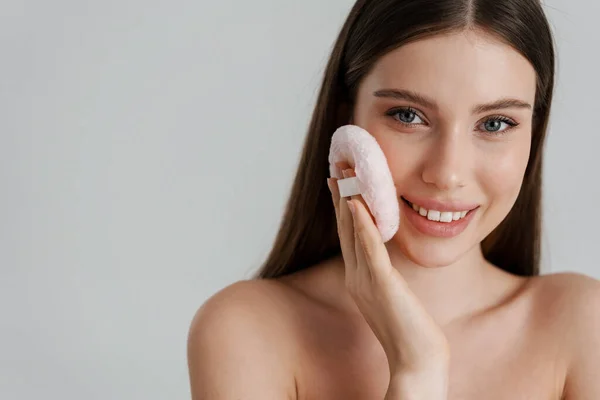 Feliz Chica Agradable Sin Camisa Sonriendo Utilizando Esponja Polvo Aislado — Foto de Stock