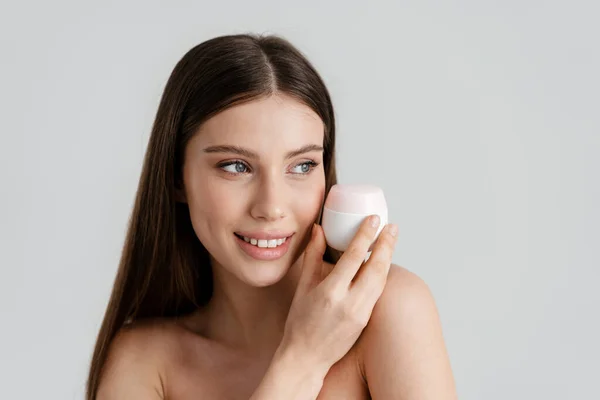 Feliz Chica Agradable Sin Camisa Sonriendo Mientras Posando Con Crema —  Fotos de Stock