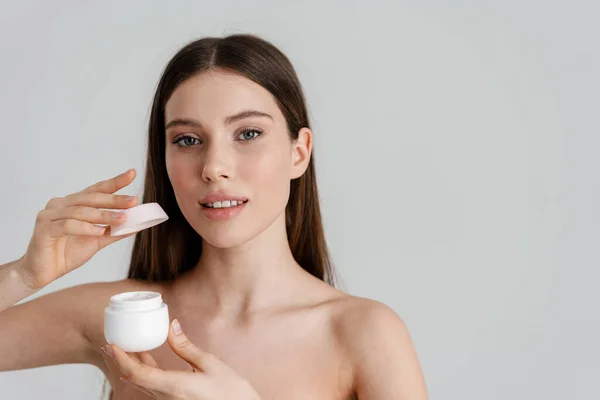 Bella Ragazza Senza Maglietta Bella Posa Con Crema Viso Isolato — Foto Stock