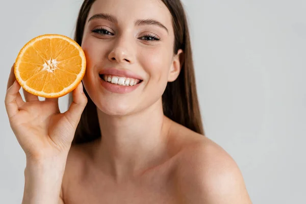 Feliz Chica Sin Camisa Sonriendo Mientras Posando Con Naranja Aislado — Foto de Stock